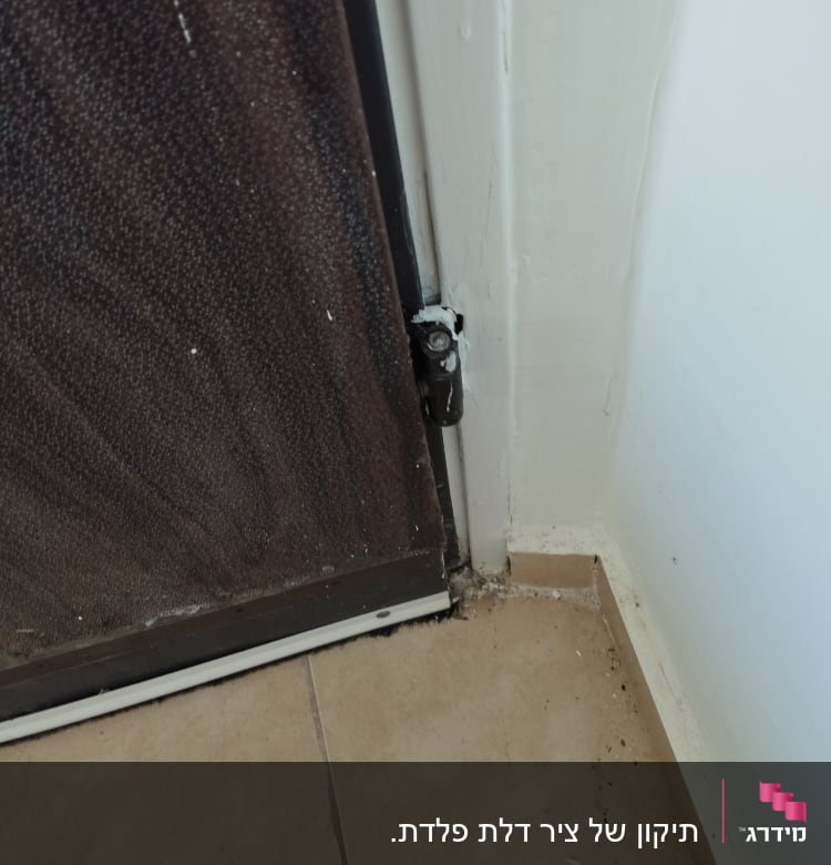 חלק תחתון של דלת עם ציר מתכת